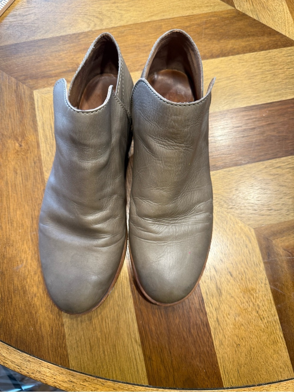Frye Elyssa Leather Shooties  Ankle Booties in Taupe gray  size 8 flaw
